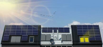 energia solar moderno lar. horizontal bandeira foto