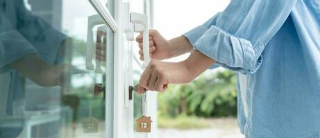 senhorio chave para desbloqueio casa é obstruído para dentro a porta. segundo mão casa para renda e oferta. proprietário usar mão destravar porta hipoteca para Novo lar, comprar, vender, renovar, investimento, proprietário, Estado foto