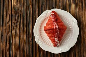 topo Visão vermelho veludo croissant em branco prato foto