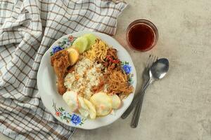 topo Visão nasi uduk, cozido no vapor branco arroz com coco leite e especiarias. foto