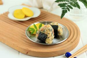 japonês triângulo Sushi onigiri com nori cinto foto