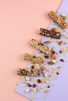 vários proteína granola Barra em colorida fundo foto