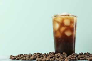 gelado americano café com café feijões em luz fundo foto