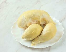 fresco durian rei do fruta em branco prato foto