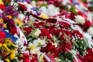 flores colocadas irregularmente em várias cores, fundo floral multicolorido - imagem foto