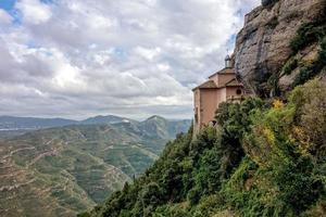 vista do mosteiro para santa cova. montserrat. Espanha. foto