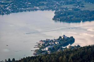 vista noturna da torre de observação Pyramidenkogel às montanhas e lago woerth, caríntia, áustria foto