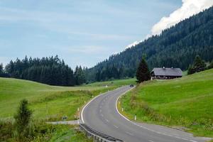 uma pitoresca estrada de montanha asfaltada pelos Alpes. Áustria. foto