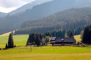 uma típica pequena aldeia austríaca no sopé das montanhas alpinas. foto