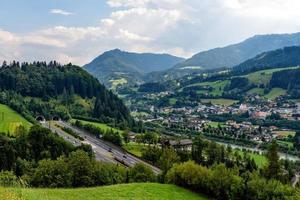 bela vista das montanhas e entrada do túnel da autobahn perto da vila de werfen, Áustria