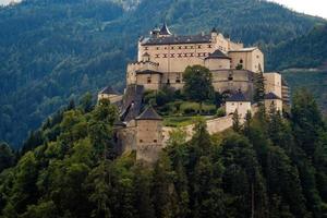 castelo e fortaleza Hohenwerfen acima do vale salzach em werfen, na Áustria foto