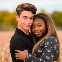 amoroso Adolescência interracial casal é desfrutando uma romântico outono dia ai generativo foto