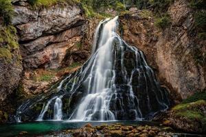 bela vista do famoso gollinger wasserfall em golling, salzburger land, áustria foto