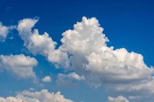 nuvens sobre o céu azul foto