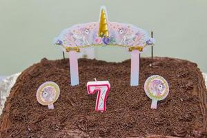 bolo de chocolate com vela de 7 anos foto