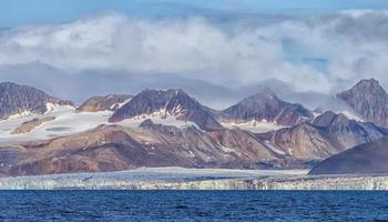 perto do pólo norte, você encontra esta bela paisagem em svalbard spitsbergen