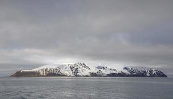 perto do pólo norte, você encontra esta bela paisagem em svalbard spitsbergen