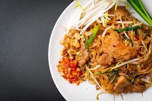 macarrão de arroz frito com carne de porco em estilo asiático foto
