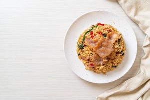 arroz frito com manjericão tailandês e porco - estilo de comida tailandesa foto