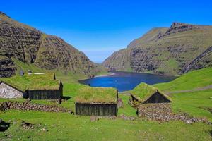 a vila histórica de Sakun nas ilhas Faroe em um ótimo dia com céu azul no verão foto