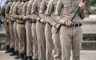 tumulto polícia ao controle a multidão. foto