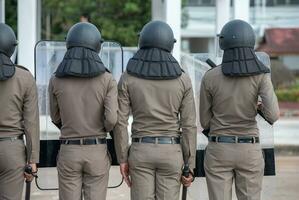 tumulto polícia ao controle a multidão. foto