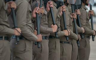 tumulto polícia ao controle a multidão. foto