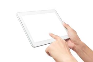 mão usando computador tablet em fundo branco com traçado de recorte foto
