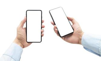 mão segurando um smartphone isolado no fundo branco com traçado de recorte foto