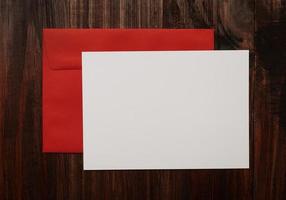 maquete de cartão em branco com envelope vermelho foto