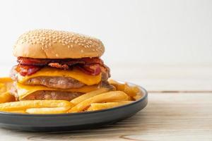 hambúrguer de porco ou hambúrguer de porco com queijo, bacon e batatas fritas foto