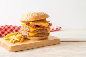 hambúrguer de porco ou hambúrguer de porco com queijo, bacon e batatas fritas foto