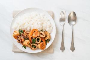 arroz e frutos do mar fritos de camarão e lula com manjericão tailandês - comida asiática foto