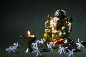 deus hindu ganesha. ganesha idol. uma estátua colorida do ídolo ganesha em fundo escuro. espaço para texto ou título. foto