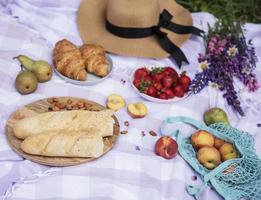 cena de piquenique romântico no dia de verão foto