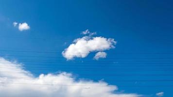 linhas de transmissão de energia elétrica e céu azul foto