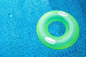 ringue de natação na piscina azul foto