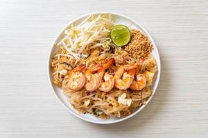 macarrão frito com camarão e couve ou pad thai - comida asiática foto