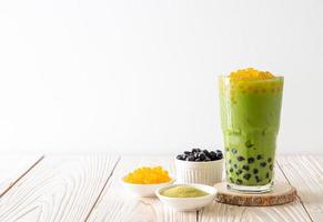 matcha chá verde com leite com bolha e bolhas de mel foto