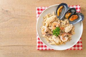 Molho de Creme de Cogumelos em Espiral com Frutos do Mar - comida italiana foto