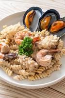 Molho de Creme de Cogumelos em Espiral com Frutos do Mar - comida italiana foto