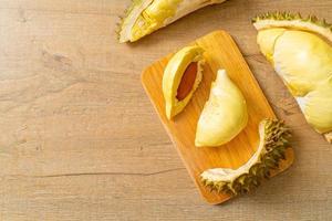 durian maduro e fresco, casca de durian em prato branco