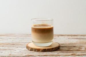 copo de café com leite, café com leite no fundo de madeira foto