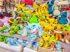 brinquedos de pelúcia pokemon pikachu coloridos no aeroporto de bangkok na Tailândia. foto