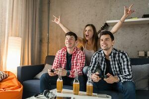 feliz jovem pessoas tendo diversão, amigos festa às casa foto