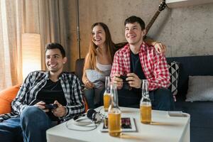 feliz jovem pessoas tendo diversão, amigos festa às casa foto