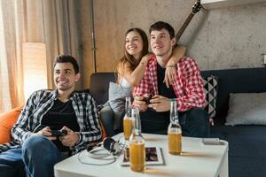 feliz jovem pessoas tendo diversão, amigos festa às casa foto