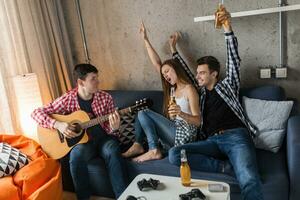 feliz jovem pessoas tendo diversão, amigos festa às casa foto