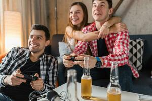 feliz jovem pessoas tendo diversão, amigos festa às casa foto