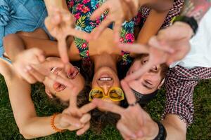 feliz jovem companhia do falando sorridente amigos sentado parque foto